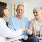 Coppia matura presso il proprio medico per esenzione E02