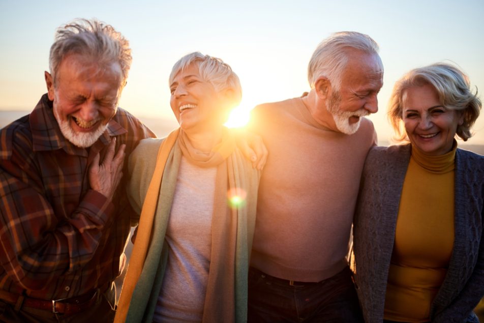 coppie-mature-longevita Due coppie mature sorridenti per la loro longevità