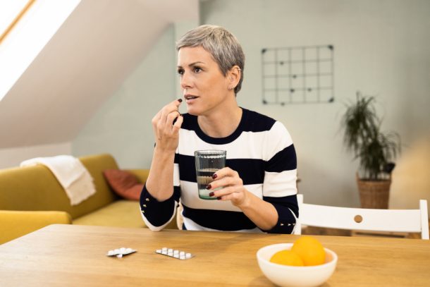 Donna matura, in casa sua, che prende Oki per dolore e infiammazione