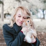 Donna in pet therapy con il proprio coniglio