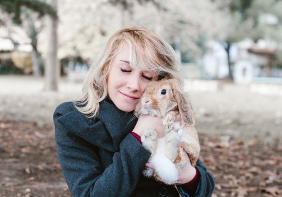 Donna in pet therapy con il proprio coniglio