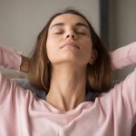 Giovane donna che ha preso brufen per alleviare dolore