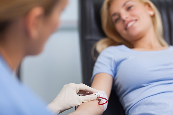 Giovane donna in età fertile con perprolattinemia che si sottopone a degli esami del sangue per ulteriori accertamenti diagnostci