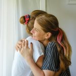 Donna con tumore al pancreas abbraccia un'amica