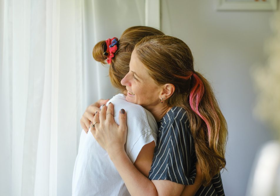 Donna con tumore al pancreas abbraccia un'amica