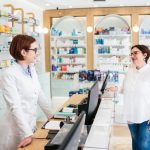 Donna in farmacia per acquistare ibuprofene e paracetamolo