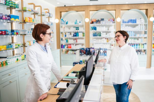 Donna in farmacia per acquistare ibuprofene e paracetamolo