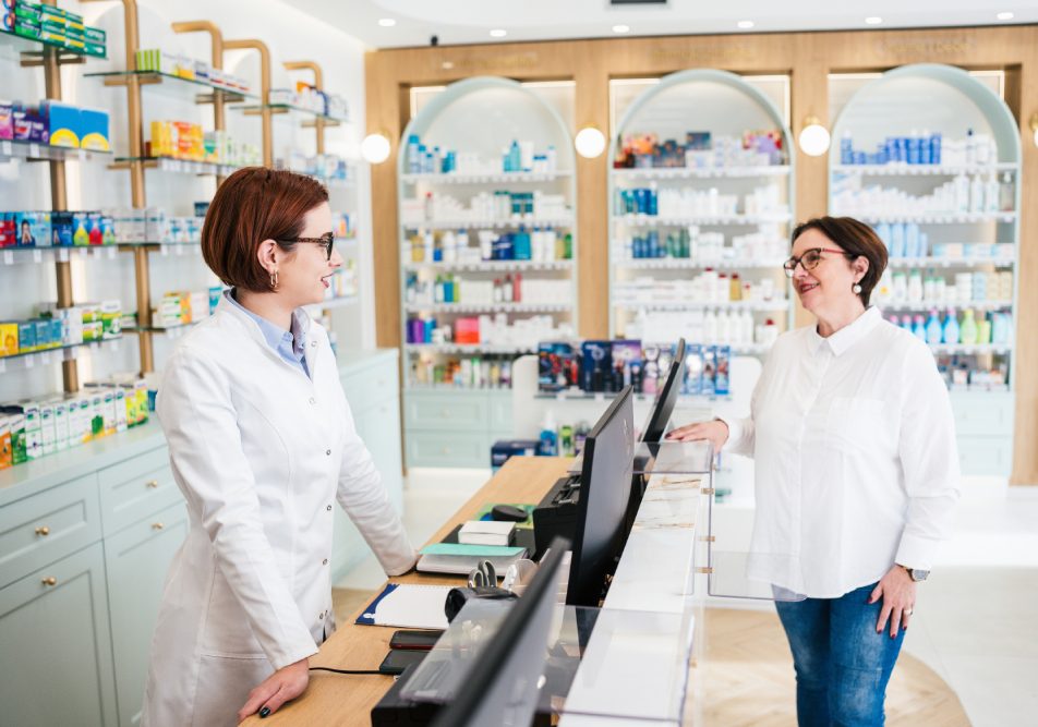 Donna in farmacia per acquistare ibuprofene e paracetamolo