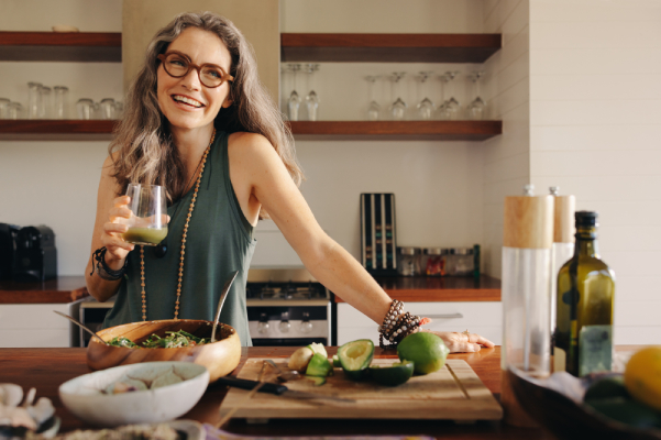 Donna matura mantiene uno stile di vita sano con dieta equilibrata per prevenire stenosi aortica