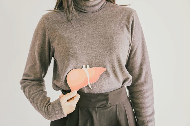 donna-promuovendo-prevenzione-e-cura-dolore-al-fegato Donna che tiene in mano la figura di un fegato, promuovendo la prevenzione del dolore e delle malattie che colpiscono quest’organo vitale