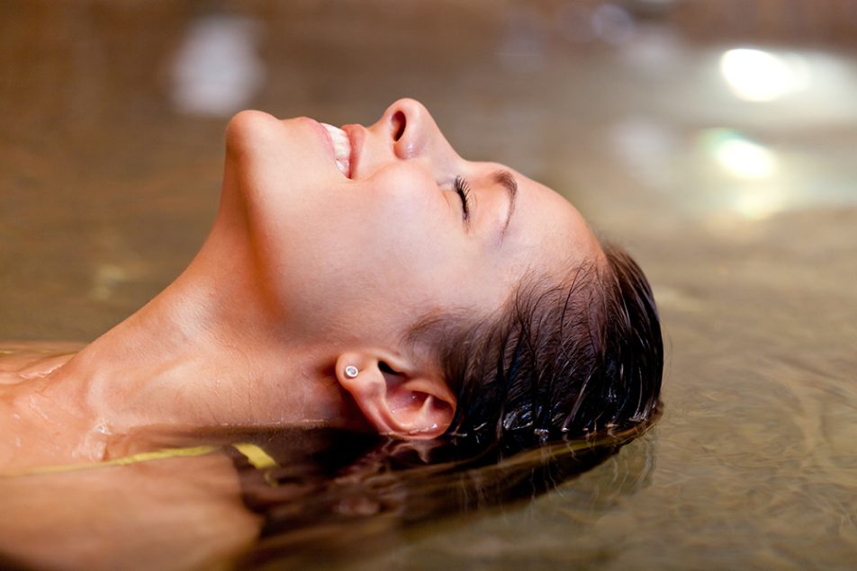 donna-rilassandosi-in-vasca-con-acqua-termale-salsobromoiodica Donna sorridente che si rilassa in una vasca grazie ai benefici dell’acqua termale salsobromoiodica