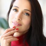 Donna mora serena dopo essere guarita dal disturbo delle gengive gonfie