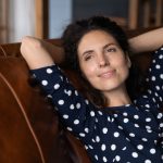 Giovane donna sorridente per sollievo dopo aver preso ibuprofene