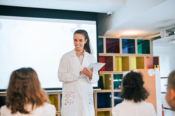 Dottoressa che insegna agli allievi di un corso accademico come funziona la dialisi