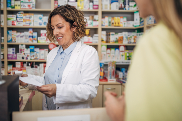 Paziente in farmacia che richiede farmaci con esenzione e30