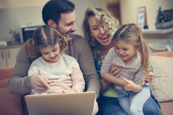 Famiglia felice che richiede esenzione ticket per reddito familiare in Lombardia 