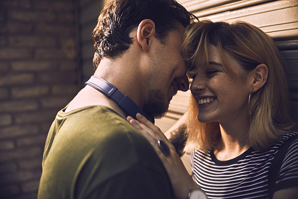 Giovane coppia di innamorati vicini l’uno all’altra, che rischiano il contagio da herpes genitale pur senza avere rapporti completi