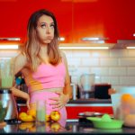 Giovane donna con gonfiore addominale, tra i sintomi della pancreatite