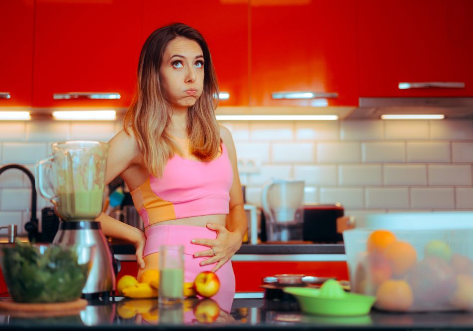 Giovane donna con gonfiore addominale, tra i sintomi della pancreatite