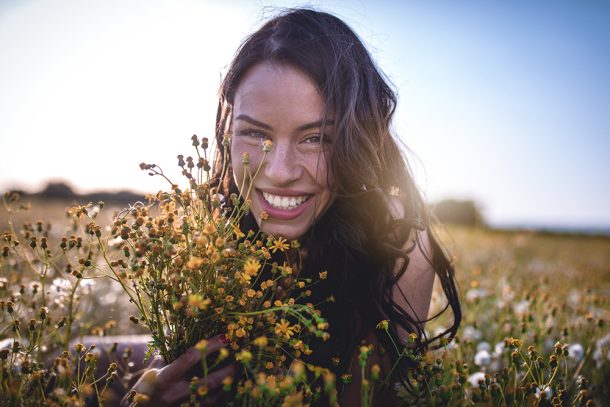 giovane-donna-sdraiandosi-in-un-campo-di-fiori-dopo-guarigione-da-herpes-genitale-sintomi Giovane donna sdraiata in un campo di fiori dopo la guarigione dai sintomi dell’herpes genitale