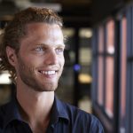 Giovane uomo rientrato in ufficio dopo una pronta guarigione dai sintomi dell’herpes genitale