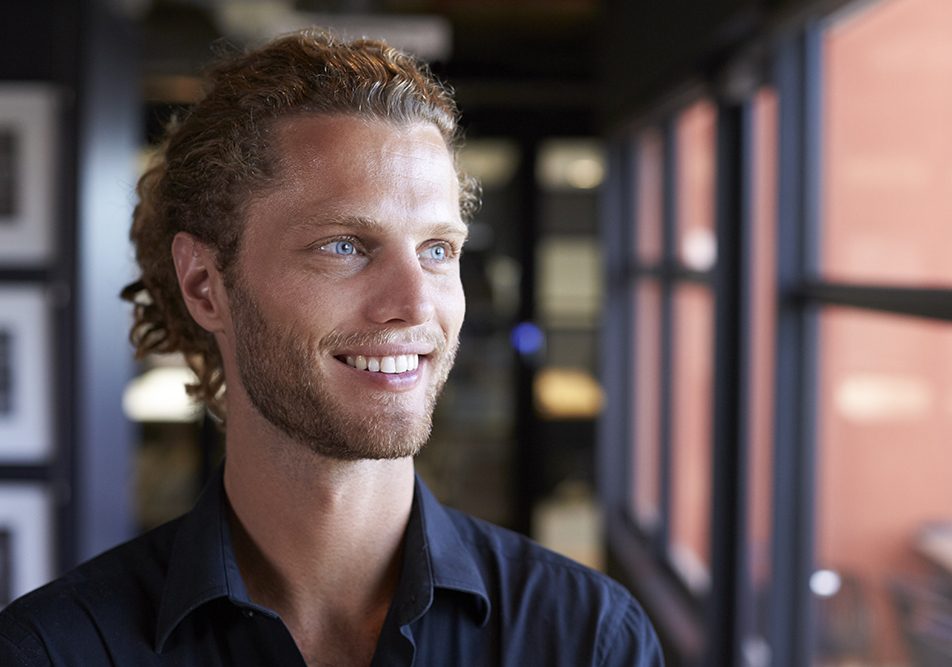 Giovane uomo rientrato in ufficio dopo una pronta guarigione dai sintomi dell’herpes genitale