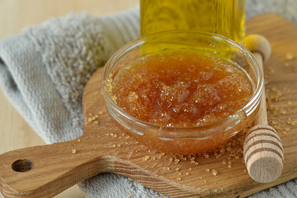 Ottenere labbra carnose naturali grazie ad uno scrub labbra fatto in casa a base di zucchero di canna, miele e olio d'oliva