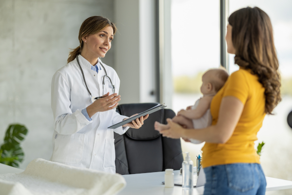 Giovane madre con il proprio bambino consulta un medico per la prolattina alta