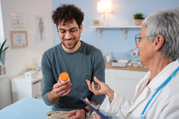 medico-sottoscrivendo-paziente-azitromicina Medico curante che sottoscrive al giovane paziente una cura con azitromicina