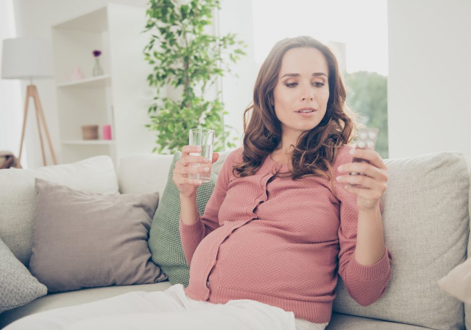 Donna in gravidanza che ha dubbi se prendere Oki