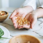 Mani mostrano integratori e cibo ricchi di omega 3