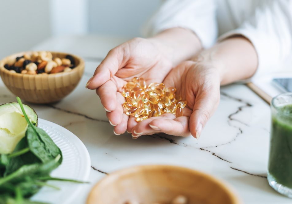 Mani mostrano integratori e cibo ricchi di omega 3