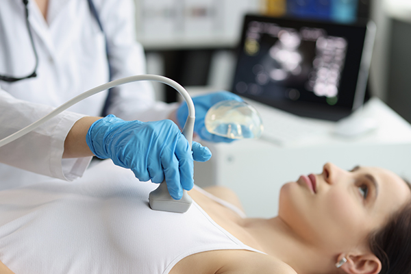 Giovane paziente dal medico cardiologo che si sottopone ad una coronarografia per diagnosticare eventuali patologie cardiache in atto