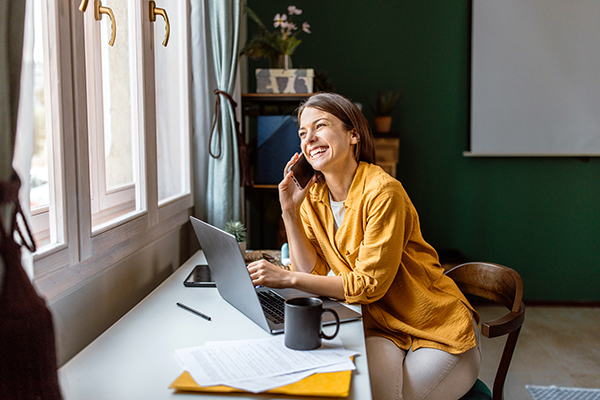 Paziente a casa che domanda al telefono al medico informazioni sull’esenzione ticket