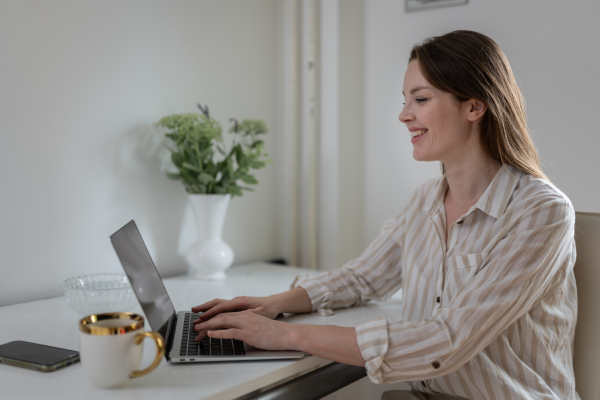 Paziente davanti al pc che sta facendo online rinnovo esenzione e02