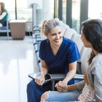 Donna presso studio medico per capire sintomi tumore pancreas