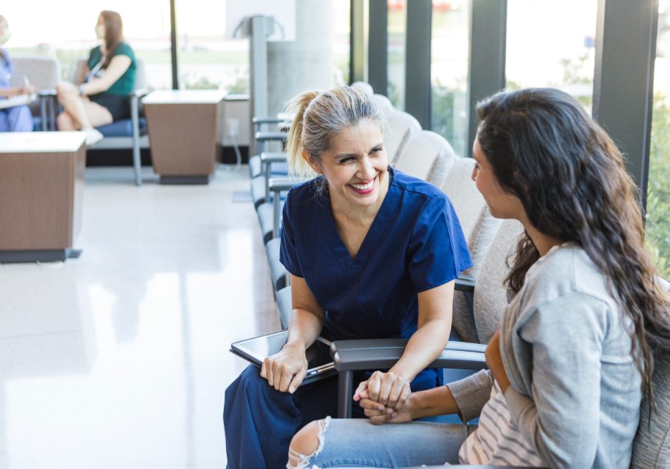 Donna presso studio medico per capire sintomi tumore pancreas