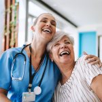 Personale sanitario che abbraccia una paziente con esenzione 056 svolgendo cure a domicilio