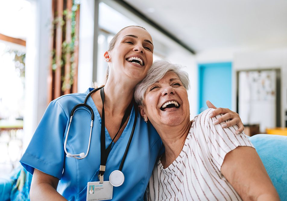 Personale sanitario che abbraccia una paziente con esenzione 056 svolgendo cure a domicilio