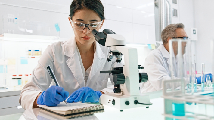 Ricercatrice in laboratorio per studi xenotrapianto