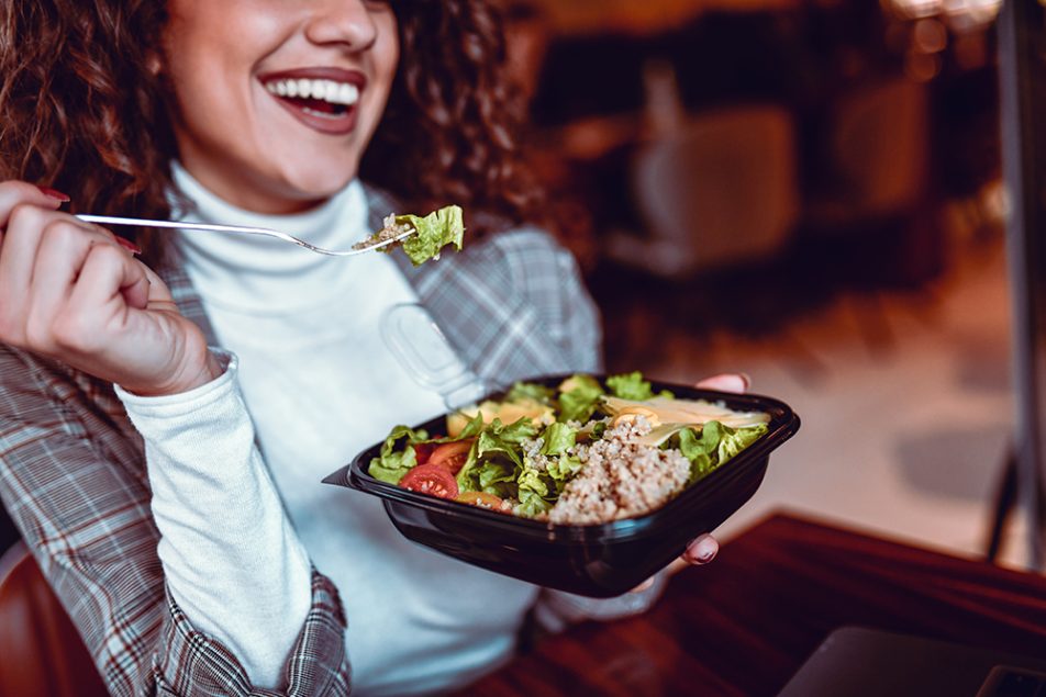 segretaria-in-pausa-pranzo-mangiando-insalata-di-tonno-omega-3-benefici Segretaria in pausa pranzo che mangia un’insalata di tonno, garantendo l’integrazione di Omega 3 e dei suoi benefici attraverso una dieta equilibrata