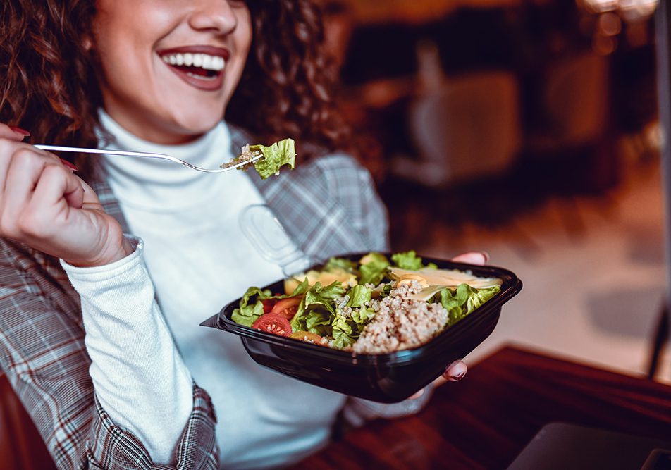 segretaria-in-pausa-pranzo-mangiando-insalata-di-tonno-omega-3-benefici Segretaria in pausa pranzo che mangia un’insalata di tonno, garantendo l’integrazione di Omega 3 e dei suoi benefici attraverso una dieta equilibrata