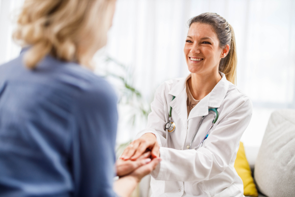 Dottoressa supporta paziente con linfoma di Hodgkin