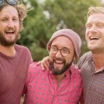 Uomo guarito da linfoma di Hodgkin, sorride tra i suoi amici