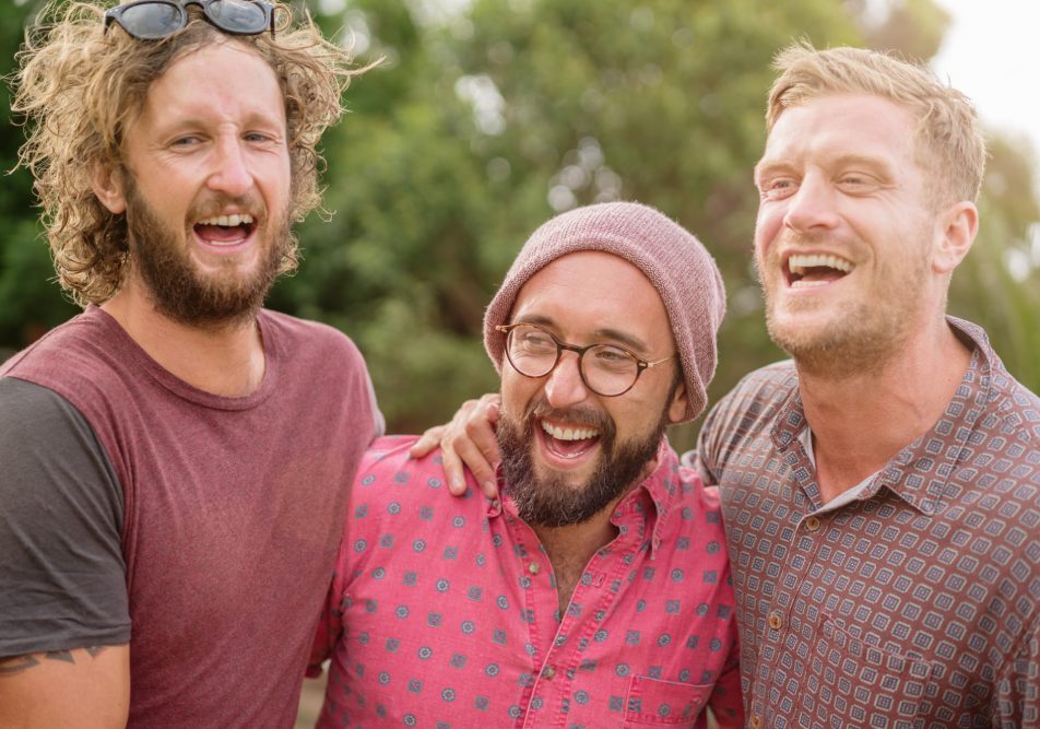 Uomo guarito da linfoma di Hodgkin, sorride tra i suoi amici