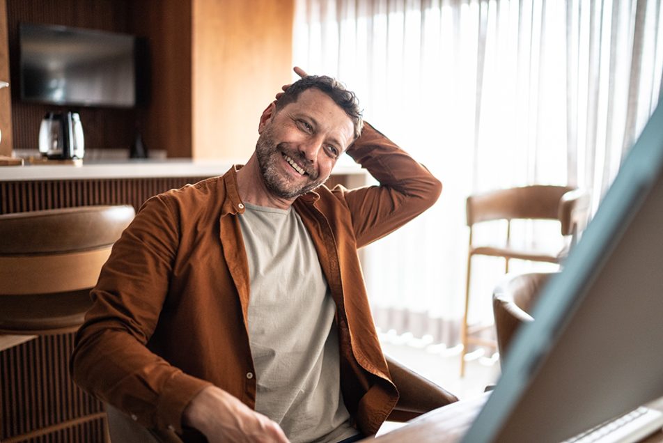 uomo-maturo-allungando-collo-guardando-video-tuorial-sulla-cura-della-cervicale-sintomi Uomo maturo che allunga il collo mentre guarda sul computer un video tutorial su come prendersi cura dei sintomi della cervicale