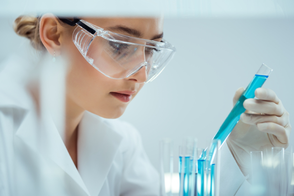 Ricercatrice in laboratorio per il futuro dello xenotrapianto