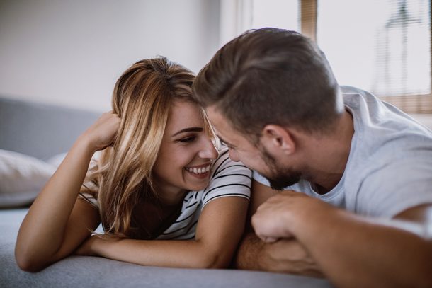 coppia-a-letto-guarendo-da-cistite-cause-rapporti-sessuali Giovane coppia a letto che si scambia tenerezze una volta guarita dalla cistite causata dai rapporti sessuali