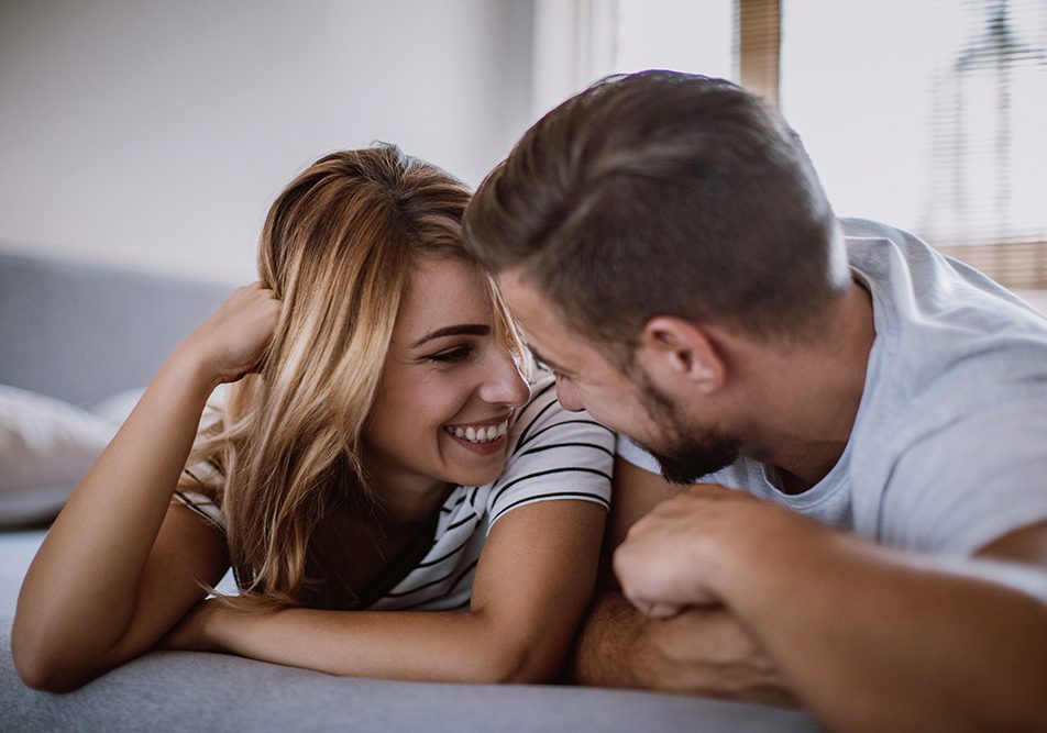coppia-a-letto-guarendo-da-cistite-cause-rapporti-sessuali Giovane coppia a letto che si scambia tenerezze una volta guarita dalla cistite causata dai rapporti sessuali