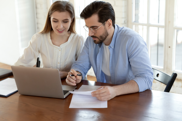 Giovane coppia consulta il sito del Ministero della Salute per il rimborso delle spese mediche